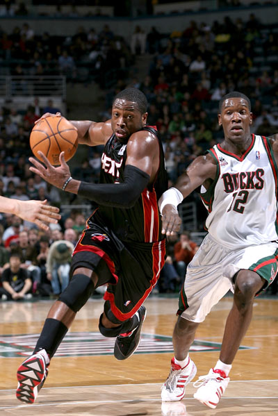 張才仁和李虎翼雙雙16分 北京擊敗遼寧.